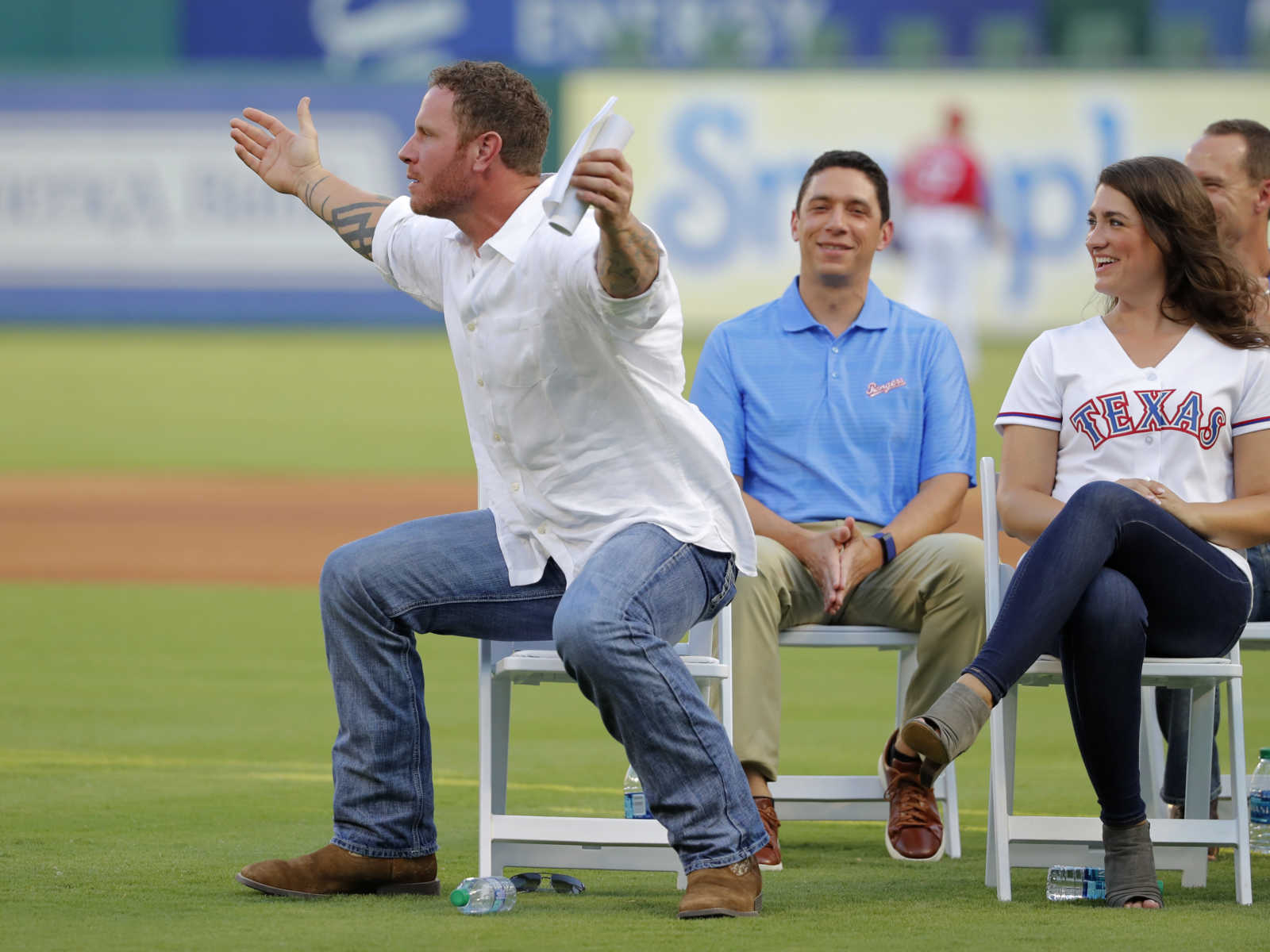 Cincinnati Reds outfielder Josh Hamilton talks with daughter