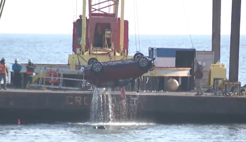 Crews Retrieve SUV That Drove Off End Of Virginia Beach Fishing Pier   Wavyscreenshotvirginiabeachpier 