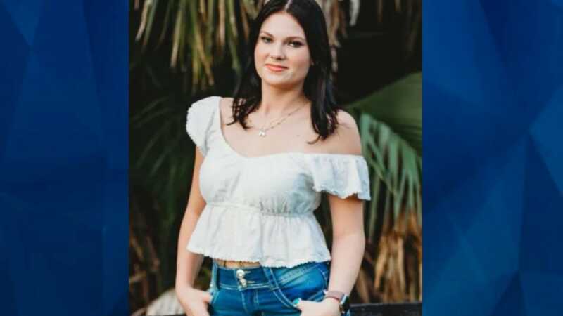 Anna Kepner in white blouse and jeans
