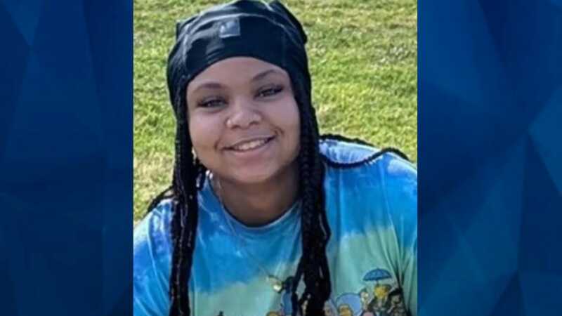 Savanna Smyre in black bonnett