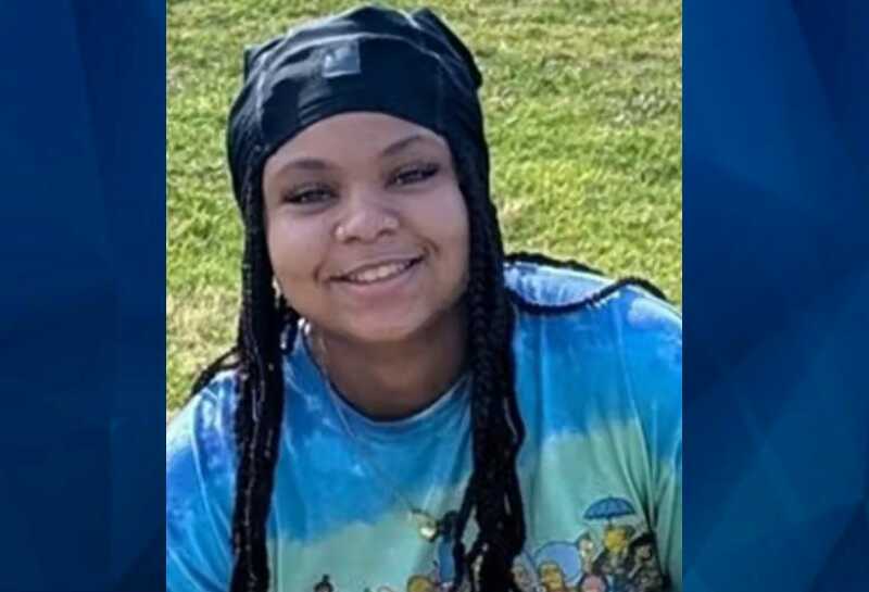 Savanna Smyre in black bonnett