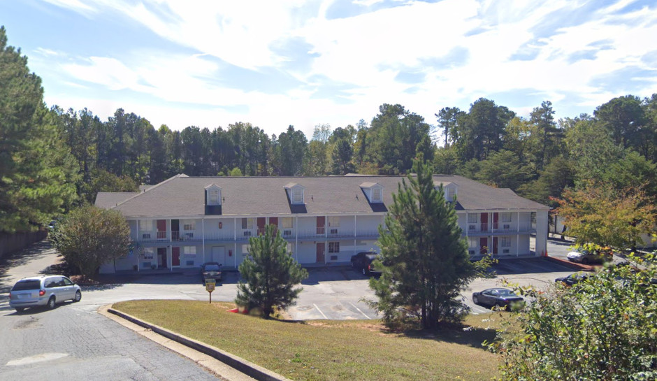 “Tragedy Strikes: Lawless Violence Claims 17-Year-Old Boy at Georgia Inn; Suspect Apprehended”